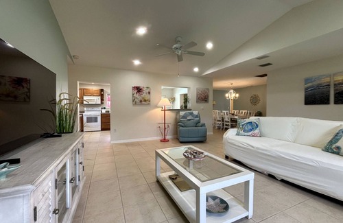 Bradenton House | BEAUTIFUL AND SPACIOUS BACKYARD-HEATED POOL-HOT TUB/BBQ/CORNHOLE/NEAR BEACH/MALL