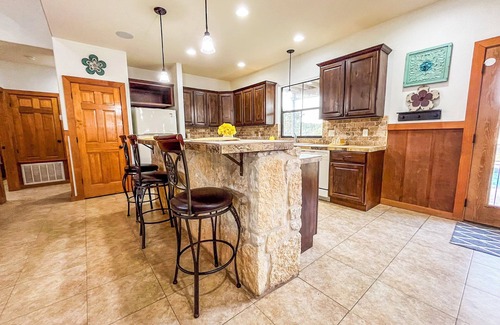 Sabinal House | Beautiful and spacious home with a pool