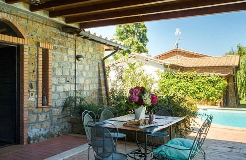 Montefiascone Villa | Beautiful apartment in villa with pool, WIFI, TV, patio, pets allowed, panoramic view and parking