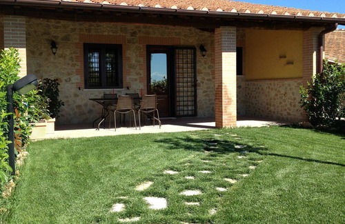 Montoro Villa | Beautiful apartment in villa with WIFI, pool, hot tub, A/C, TV, panoramic view and parking