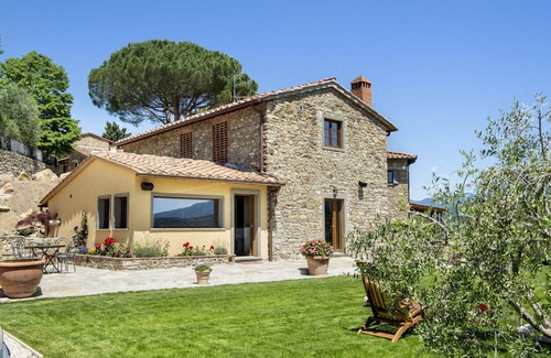 Pontassieve House | Beautiful apartment in villa for 4 people with pool, A/C, WIFI, TV, patio and panoramic view