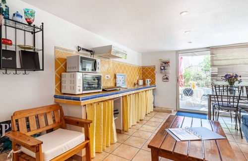 Lambesc Apartment | Beautiful apartment for 4 people with WIFI, pool, TV, patio and pets allowed