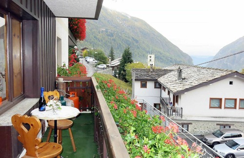 Valtournenche Apartment | Beautiful apartment for 4 guests with WIFI, TV, terrace and pets allowed