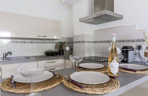 Eze Apartment | Beautiful apartment for 4 guests with pool, WIFI, TV, terrace and pets allowed