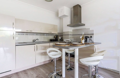 Eze Apartment | Beautiful apartment for 4 guests with pool, WIFI, TV, terrace and pets allowed
