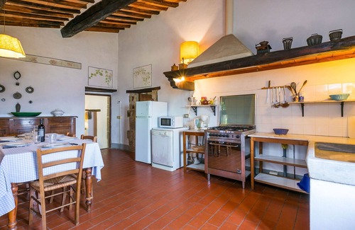 Pescia Apartment | Beautiful apartment for 6 people with pool, WIFI, TV, patio and pets allowed