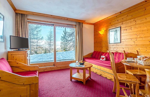 Plagne Soleil Apartment | Beautiful apartment for 4 guests with pool, WIFI, TV, terrace and pets allowed