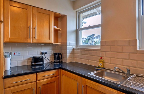 Teignmouth Apartment | Beautiful apartment for 4 people with WIFI and balcony