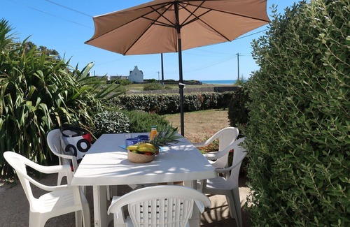 Plozevet House | Beautiful apartment in villa for 6 people with TV, terrace and pets allowed
