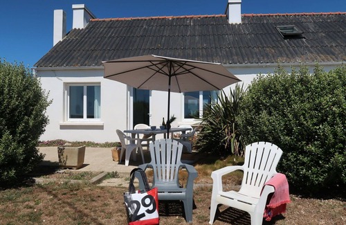 Plozevet House | Beautiful apartment in villa for 6 people with TV, terrace and pets allowed