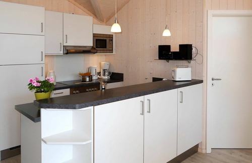 Grossenbrode House | Beautiful apartment in villa for 10 guests with WIFI, hot tub, TV, terrace, pets allowed and par.