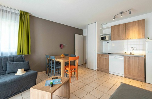 Saumur House | Beautiful apartment in villa for 5 people with pool, internet, TV, terrace and pets allowed