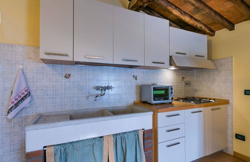 Pescia House | Beautiful apartment in villa for 6 guests with WIFI, pool, TV and terrace