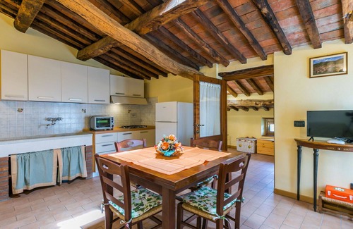 Pescia House | Beautiful apartment in villa for 6 guests with WIFI, pool, TV and terrace