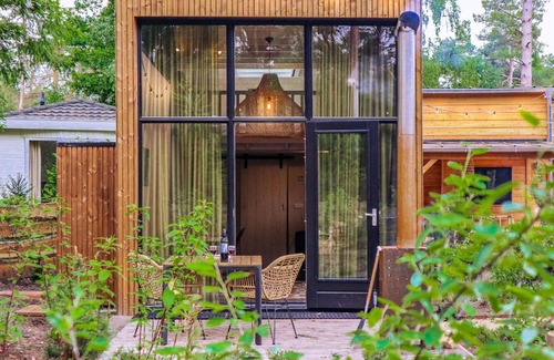 Noordoostelijk van Schaarsbergen House | Beautiful apartment in villa for 4 guests with WIFI, pool, TV and terrace