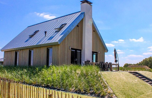 Tholen House | Beautiful apartment in villa for 10 guests with WIFI, hot tub, TV and parking