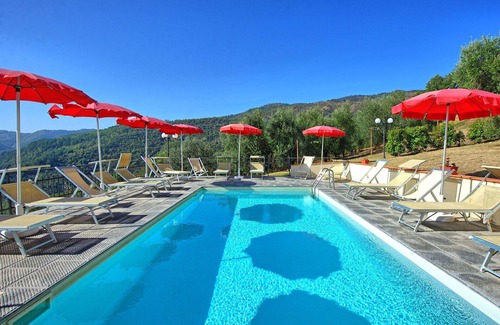 Pontassieve Villa | Beautiful apartment in villa for 2 people with A/C, WIFI, pool, TV, pets allowed and panoramic v.