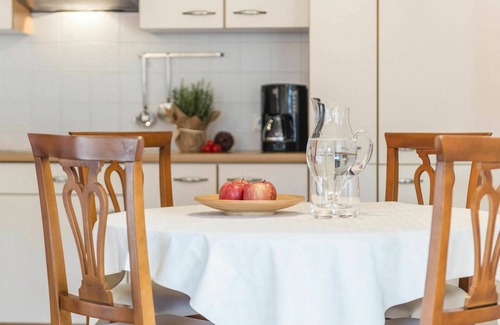 Merano Apartment | Beautiful apartment for 3 guests with WIFI, hot tub, pool, A/C, TV, terrace and pets allowed