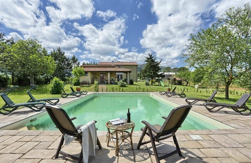 Pomarance Villa | Beautiful apartment in villa for 5 people with WIFI, pool, TV and balcony