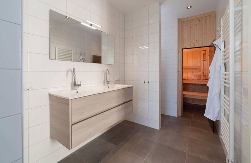 Colijnsplaat Apartment | Beautiful apartment for 4 guests with hot tub, WIFI, TV, balcony and parking