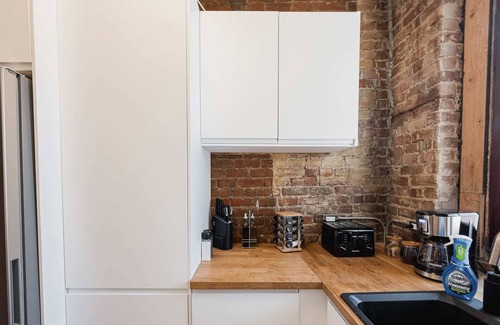 Shaughnessy Village Apartment | Beautiful Artistic 3BR Apt in Golden Square Mile