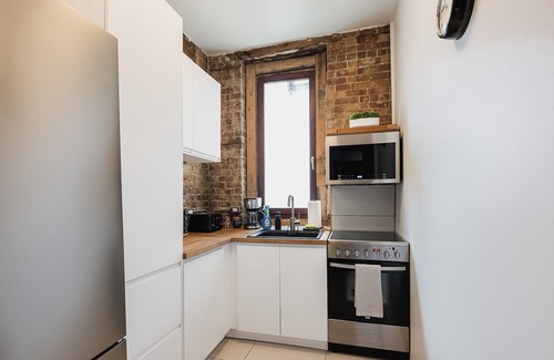 Shaughnessy Village Apartment | Beautiful Artistic 3BR Apt in Golden Square Mile