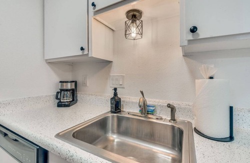Hyde Park Apartment | Beautiful Austin Studio Sleeps 4 10min to Downtown
