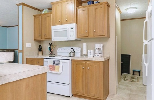 Tranquil Harbour House | Beautiful Beach Getaway! Walk to Beach! Sleeps 6.