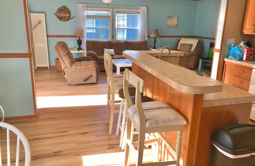 Tranquil Harbour House | Beautiful Beach Getaway! Walk to Beach! Sleeps 6.