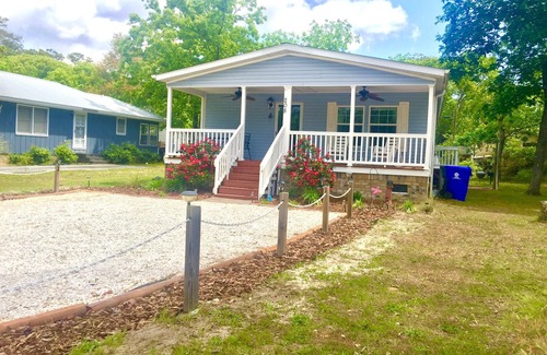 Tranquil Harbour House | Beautiful Beach Getaway! Walk to Beach! Sleeps 6.