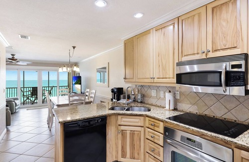 Bradenton Beach Condo | Beautiful Beachfront Unit! Offers direct beach access and sunset views! Fall and Winter dates available!