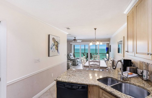 Bradenton Beach Condo | Beautiful Beachfront Unit! Offers direct beach access and sunset views! Fall and Winter dates available!