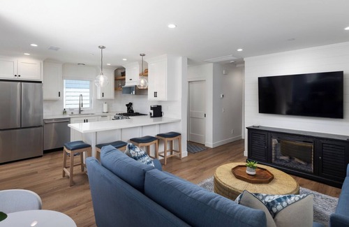 West Newport Apartment | Beautiful Brand New 2-BDR apartment on Newport Island with AC & Garage parking