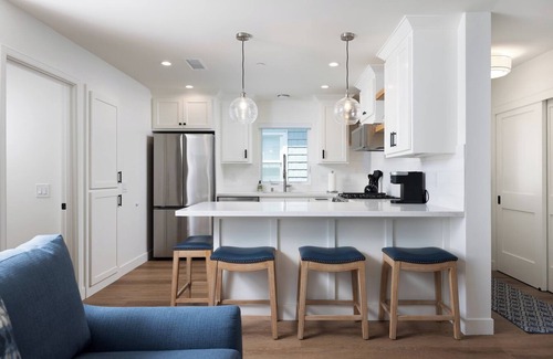 West Newport Apartment | Beautiful Brand New 2-BDR apartment on Newport Island with AC & Garage parking