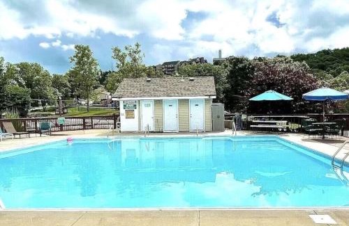 Indian Point Apartment | Beautiful Branson Getaway-Next to Silver Dollar City &Tablerock-Family Amenities