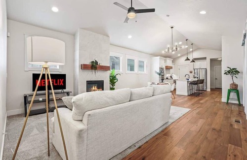 Meridian House | Beautiful Brick Bungalow Private 4 Bedroom Home