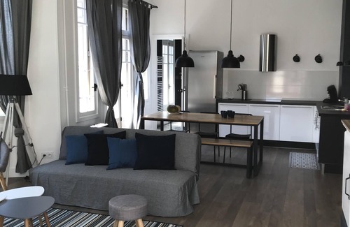 Les Remparts Apartment | Beautiful Bright Sunny Apartment F4 with Large Terrace