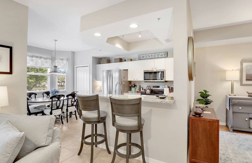 Naples Condo | Beautiful, bright & sunny! Cypress Woods Golf, Pickleball, Tennis & more!