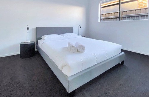 Moama House | Beautiful Bush Surroundings. Walk to Murray River & Main St Moama. Pets Welcome