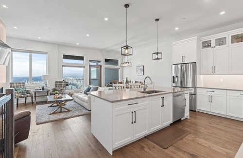Silver Star Mountain House | Beautiful Brand New Duplex on the Ridge - Private Hot Tub, Large Ski Room!