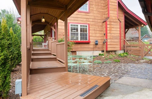 Mills River Cabin | Beautiful cabin in charming Mills River with hot tub