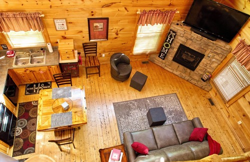 Gatlinburg - Pigeon Forge Cabin | Beautiful Cabin-on Over an Acre of Land. Minutes to GSMNP! Privately owned!