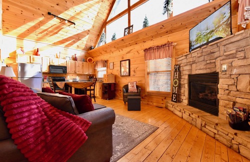 Gatlinburg - Pigeon Forge Cabin | Beautiful Cabin-on Over an Acre of Land. Minutes to GSMNP! Privately owned!