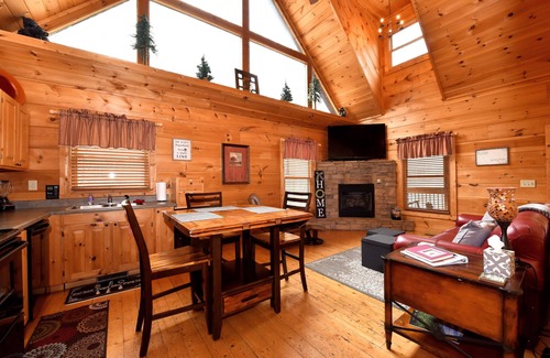 Gatlinburg - Pigeon Forge Cabin | Beautiful Cabin-on Over an Acre of Land. Minutes to GSMNP! Privately owned!