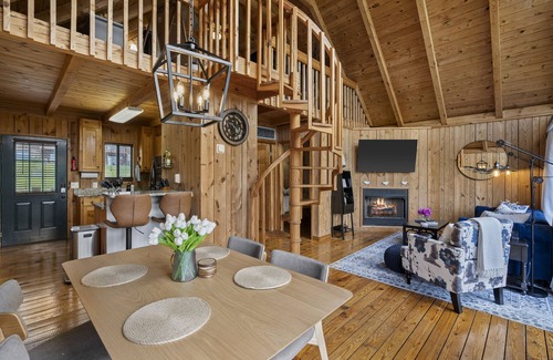 Six Mile Cabin | Beautiful cabin retreat at Lake Keowee. Central to Clemson, Seneca, and Salem