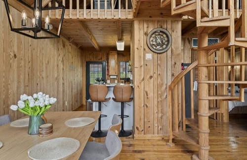 Six Mile Cabin | Beautiful cabin retreat at Lake Keowee. Central to Clemson, Seneca, and Salem