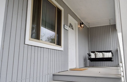 Mid America Cabin | Beautiful cabin steps away from the water