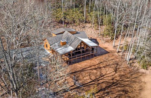 Topton House | Beautiful Cabin with Lofted Space and Deck in Topton, North Carolina