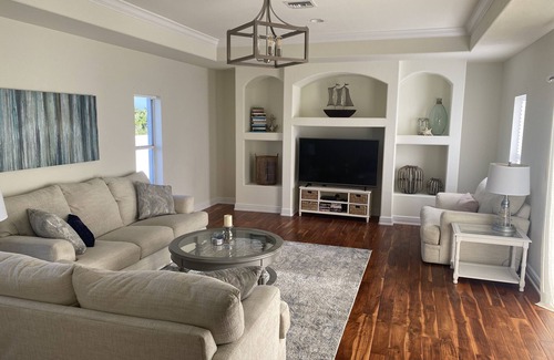 Diplomat House | Beautiful Cape Coral Home w/ PrivateCourtyard Pool