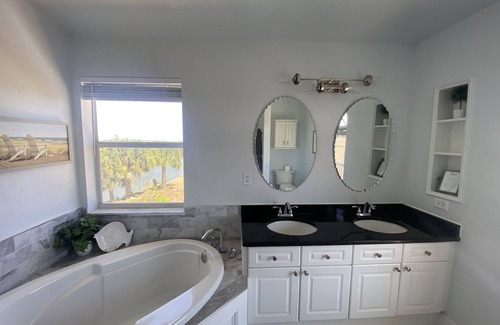 Diplomat House | Beautiful Cape Coral Home w/ PrivateCourtyard Pool